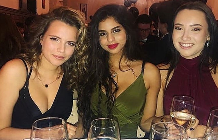 রেস্টুরেন্টে বান্ধবীদের নিয়ে খেতে এসেছেন।