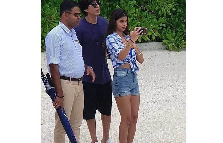 বাবা বলিউড তারকা শাহরুখ খানের সঙ্গে সেলফি তোলায় ব্যস্ত।