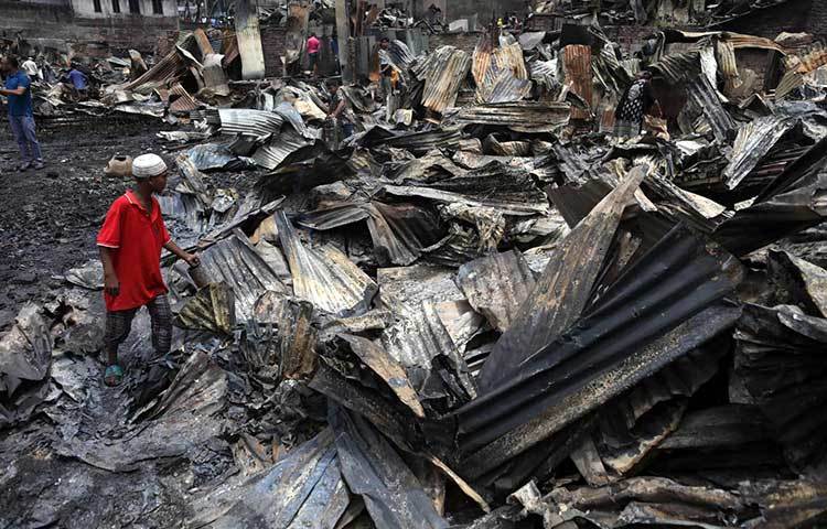 নিজের বাসস্থান পুড়ে যাওয়ার দৃশ্য দেখে হতবাক এক শিশু। ছবি: বিপ্লব দিক্ষিৎ