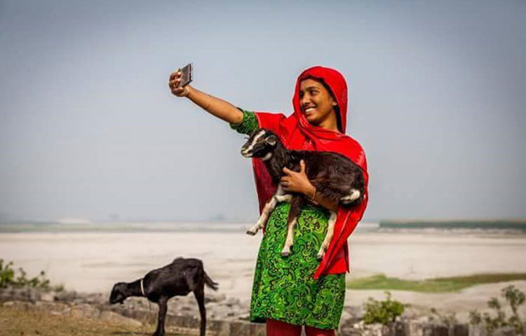 স্মার্টফোনে কৃষি কাজের সব তথ্য পেয়ে উচ্ছ¡সিত নারীরা।