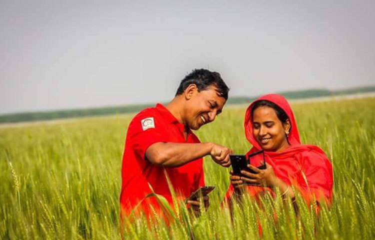 স্মার্টফোন ব্যবহার করে এলাকার কৃষকরা সহায়তা সহায়তা পাচ্ছেন। এমনকী গুগলের মাধ্যমে অনলাইন সেবাও নিচ্ছেন তারা।