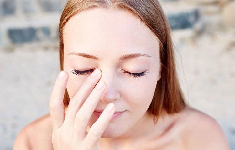 ৮-১০ সেকেন্ড পর পর চোখ খুলুন আর বন্ধ করুন। এইভাবে অন্তত মিনিট পাঁচেক চোখের ব্যায়াম করুন। এতে চোখের উপর চাপ অনেকটাই কমে যাবে।