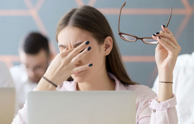 এক টানা দীর্ঘক্ষণ কম্পিটারের সামনে বসে না থেকে চেষ্টা করুন অন্তত ৩০-৪০ মিনিট অন্তর একটা মিনিট পাঁচেকের ব্রেক নিতে। উপকৃত হবেন।