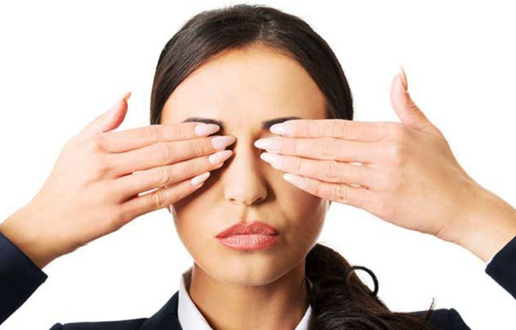 যারা কম্পিউটারের সামনে দীর্ঘক্ষণ বসে কাজ করেন, তারা চেষ্টা করুন স্ক্রিন থেকে চোখ যেন অন্তত দেড় ফুট দূরত্ব থাকে।