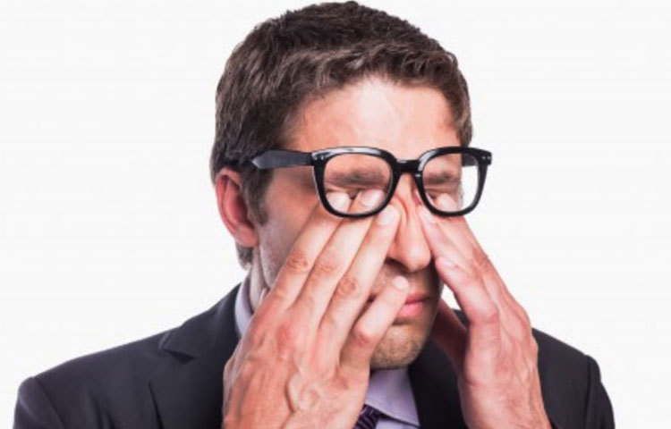 দিনে আট-দশ বার চোখের মণি গোল গোল করে ঘড়ির কাঁটার অভিমুখে (ক্লকওয়াইজ) আর ঘড়ির কাঁটার বিপরীতে (অ্যান্টি ক্লকওয়াইজ) ঘোরান। এতে চোখের উপর চাপ অনেকটাই কমে যাবে।