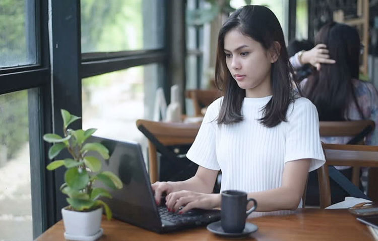 শীতাতপ নিয়ন্ত্রিত ঘরে দীর্ঘক্ষণ থাকতে থাকতে আপনার চোখ খানিকটা শুষ্ক হয়ে যেতে পারে। তাই কাজের ফাঁকে অন্তত মিনিট দুয়েকের জন্য চোখ বুজে বসে থাকুন। দেখবেন আরাম পাবেন।