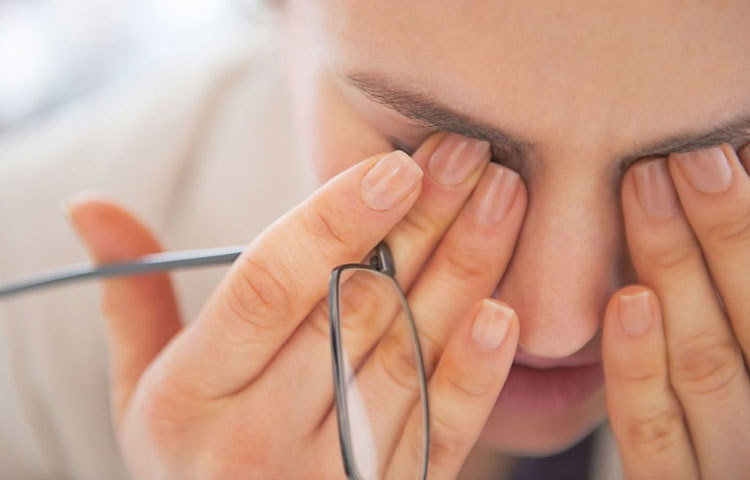 উল্লেখিত পদ্ধতিগুলো নিয়মিত কাজে লাগানোর পরও চোখে অস্বস্তি বোধ করলে অবশ্যই চিকিৎসকের পরামর্শ নিন।