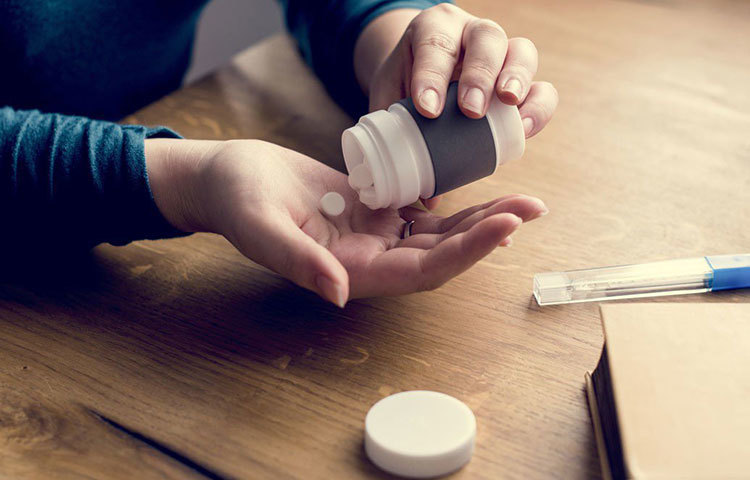 একটু আধটু ব্যথা-বেদনা হলেই মুঠো মুঠো বেদনানাশক ওষুধ খান? এতে থাকা স্টেরয়েড ভাস্কুলার ডেথ, হার্ট অ্যাটাক ও স্ট্রোকের মতো অসুখের আশঙ্কাকে বাড়িয়ে দেয় কয়েক গুণ। কাজেই অতিরিক্ত এসব খাওয়ার অভ্যাস থাকলে তা পরিত্যাগ করুন আজই।