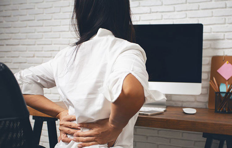 বিজ্ঞানীরা এছাড়াও এমন এক কারণ জানাচ্ছেন, যা আজকাল কম-বেশি প্রায় সব চাকুরিজীবীকেই ভয় ধরিয়ে দিতে পারে। দিনে সাত-ঘণ্টা একই জায়গায় বসে কাজ করলে তাদের মস্তিষ্কে অক্সিজেনের জোগান কম হয়। তাই চিকিৎসকদের পরামর্শ, মাঝে মাঝেই সিট ছেড়ে উঠুন, হাঁটাহাঁটি করে আসুন।