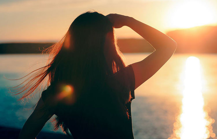 ভিটামিন ডি-এর উৎকৃষ্টতম ও প্রায় একমাত্র উৎস সূর্যালোক। সারাক্ষণ এসিতে না থেকে মাঝে মাঝে সূর্যের আলো লাগান শরীরে। ভিটামিন ডি-এর অভাবও স্ট্রোক ডেকে আনে। ভিটামিন ডি-এর অভাব হাড়ের অসুখেরও অন্যতম কারণ। এর অভাব দূর করতে বেশ কিছু ওষুধও মেলে। চিকিৎসকের পরামর্শ মেনে খেতে পারেন সে সব।