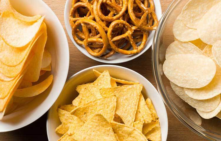 খিদে পেলেই প্যাকেটবন্দি নোনতা কুকিজ, বা চিপ্স নিজেও যেমন খাচ্ছেন, শিশুকেও কিনে দিচ্ছেন অনবরত। কিন্তু এ সবে মিশে থাকা অতিরিক্ত লবণ যে তাড়াতাড়ি স্ট্রোক ডেকে আনছে, তা কি জানেন? অতিরিক্ত লবণের প্রভাবে রক্তচাপ বাড়ে এবং তা মস্তিষ্কে রক্ত সংবহনে বাধা দেয়। ফলে আজই রাশ টানুন অতিরিক্ত লবণ মেশানো খাবারে।