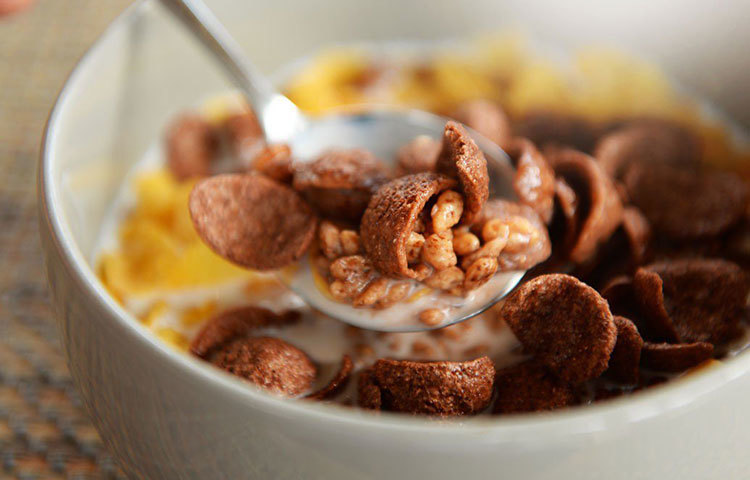 ২০১৭ সালে ‘স্ট্রোক’ জার্নালে প্রকাশিত একটি গবেষণা জানাচ্ছে, দিনের পর দিন সকালের প্রথম খাবারে কোনও সিরিয়াল বা প্যানকেক খেয়ে চলেছেন, তারাও দাঁড়িয়ে রয়েছেন বিপদের মুখে। এই সব সিরিয়াল ও প্যানকেক পেস্ট্রিতে অতিরিক্ত চিনি থাকে। ইস্কিমিক স্ট্রোকের ক্ষেত্রে এগুলোর ভূমিকা রয়েছে।