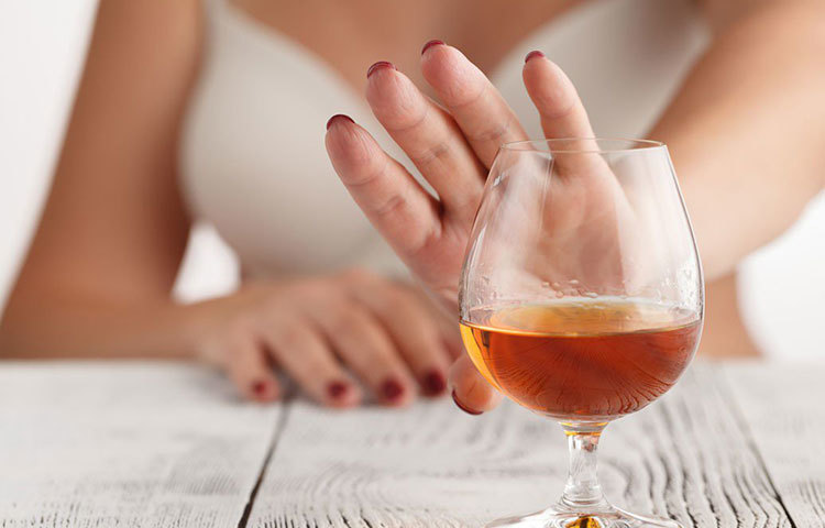 ‘দ্য ল্যানসেট’-এ প্রকাশিত ২০১৯ সালের একটি গবেষণা বলছে, মদ্যপান করেন না ও স্বাস্থ্যকর খাবার খান তারা স্ট্রোকের থেকে অনেকটাই নিরাপদেথাকেন। তুলনামূলকভাবে মদ্যপায়ীরা রয়েছেন বিপদে। এই প্রসঙ্গে ২০১৫ সালের আর একটি গবেষণা বলছে, দিনে দু’পেগের বেশি মদ খেয়ে থাকলে স্ট্রোকের আশঙ্কা বেড়ে যায় আরও।