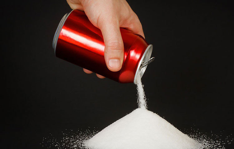 মেদ ঠেকাতে ও জিভকে আরাম দিতে সাধারণ নরম পানীয় ছেড়ে ডায়েট পানীয়কে বেছে নেন অনেকেই। কিন্তু এতে অতিরিক্ত চিনি মেশানো থাকে। যা হার্টের জন্যও ক্ষতিকর। মেদ ও কোলেস্টেরলও বাড়ায়। স্ট্রোক ডেকে আনতেও এর জুড়ি নেই।