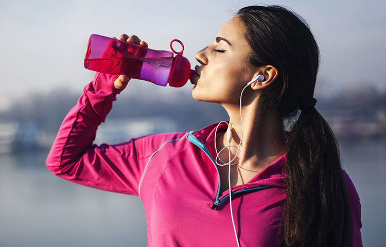 শীত হোক বা গরম, শরীরকে শুষ্ক করে দেওয়া চলবে না মোটেই। তাই জল খেতে হবে পর্যাপ্ত। অ্যালকোহল শরীরে জল শোষণ করে শরীরকে শুষ্ক করে দেয়। তাই মদ ছাড়তে পারলে খুবই ভাল। সঙ্গে জলের অভাব যাতে না হয়, তার খেয়ালও রাখতে হবে।