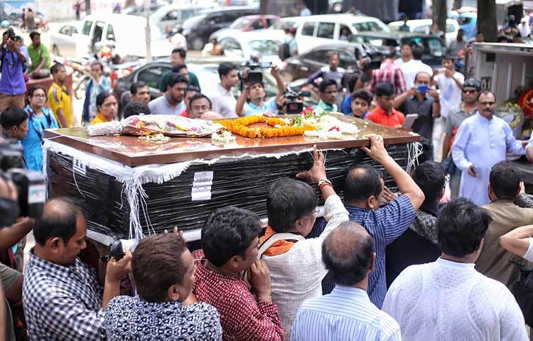 সুবীর নন্দীর কফিন নিয়ে আসা হচ্ছে। ছবি: মাহবুব আলম