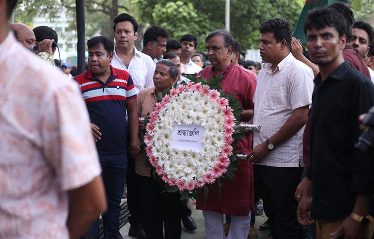 সংস্কৃতিবিষয়ক মন্ত্রণালয়ের পক্ষ থেকে সুবীর নন্দীকে শ্রদ্ধা জানানো হয়। ছবি: মাহবুব আলম