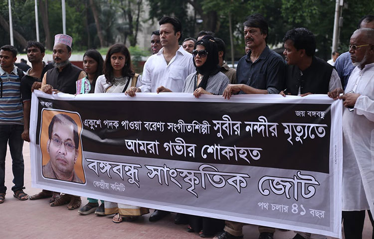 শ্রদ্ধা জানানোর সময় উপস্থিত ছিলেন সুবীর নন্দীর স্ত্রী ও কন্যা। ছবি: মাহবুব আলম