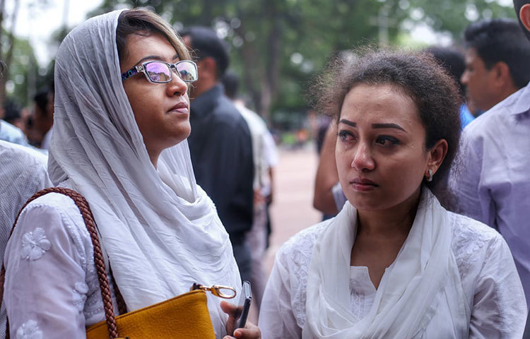 প্রিয় শিল্পীকে হারিয়ে কাঁদছেন তরুণ প্রজন্মের শিল্পী নিশীতা বড়–য়া। ছবি: মাহবুব আলম