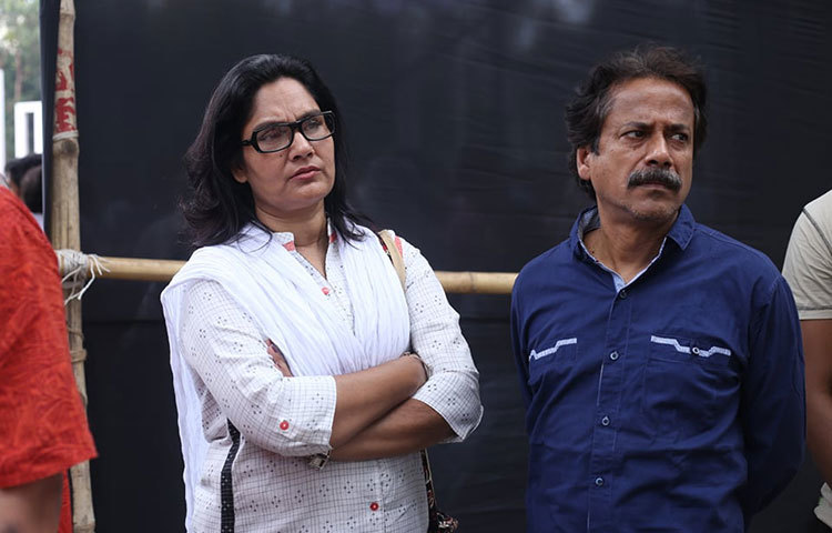 সুবীর নন্দীকে হারিয়ে যেন বাকশূণ্য হয়ে গেছেন অভিনেতা নাট্যকার বৃন্দাবন দাস ও অভিনেত্রী শাহনাজ খুশি। ছবি: মাহবুব আলম