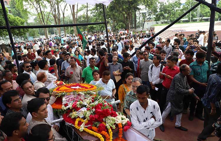 ফুলে ফুলে ভরে সুবীর নন্দীর কফিন। ছবি: বিপ্লব দিক্ষিৎ
