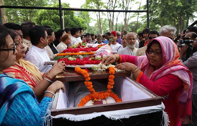 শেষবারের মত এক নজর দেখছেন প্রিয় শিল্পীকে। ছবি: বিপ্লব দিক্ষিৎ