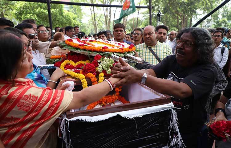 শিল্পী ফকির আলমগীর সুবীর নন্দীকে শ্রদ্ধা জানাতে এসে কান্নায় ভেঙে পড়েন। ছবি: বিপ্লব দিক্ষিৎ