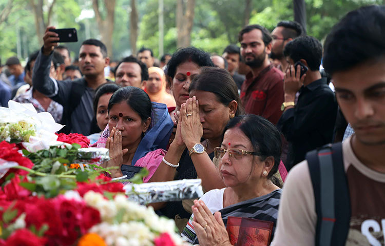 বুধবার বেলা ১১টায় শহীদ মিনারে রাখা হয় তার মরদেহ। সম্মিলিত সাংস্কৃতিক জোটের আয়োজনে শেষবারের মতো শ্রদ্ধ জানানো হয় তাকে। ছবি: বিপ্লব দিক্ষিৎ