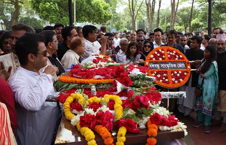 বঙ্গবন্ধু সাংস্কৃকিত জোট ফুলেল শ্রদ্ধা জানাতে এসেছে। ছবি: বিপ্লব দিক্ষিৎ