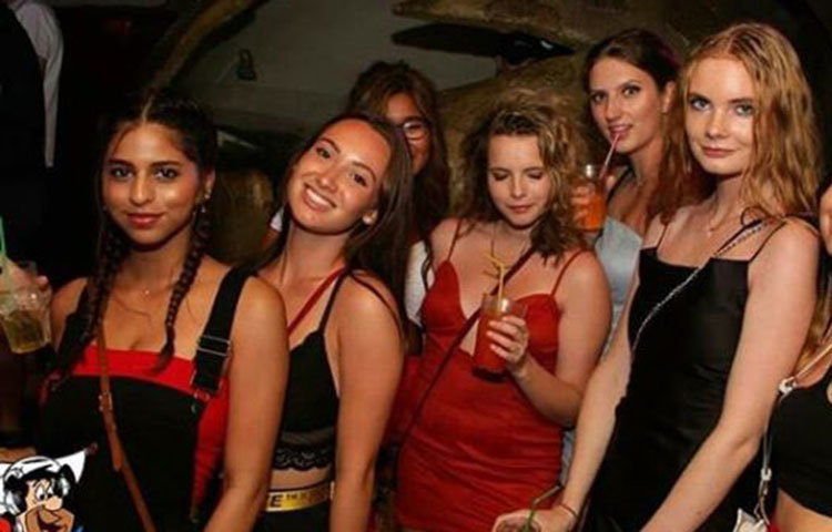 এই মুহূর্তে লন্ডনে কলেজে পড়ছেন শাহরুখ কন্যা সুহানা খান। কলেজেই একটি থিম পার্টিতে সুহানার ছবি প্রকাশ হয়েছে। ছবিটি শেয়ার করেছে সোশ্যাল মিডিয়ায় তার ফ্যান ক্লাব।