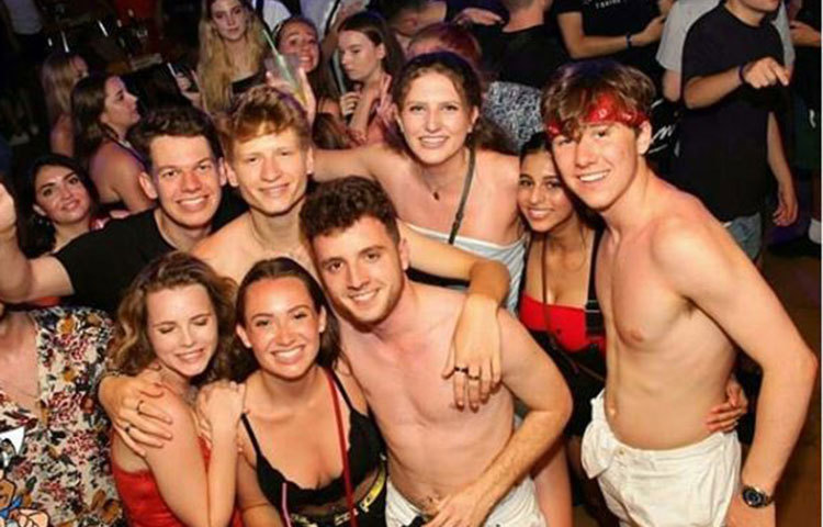 পার্টির থিম অনুযায়ী লাল, কালো ও সাদা পোশাকে দেখা যায় সুহানা ও তার বন্ধু-বান্ধবদের। সুহানা পরেছিলেন কালো জাম্পার, লাল টপ ও সঙ্গে মানানসই কালো জুতো।