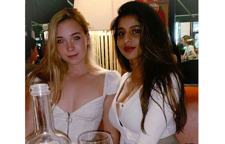 কিছুদিন আগেই এক সহপাঠী বন্ধুর জন্মদিনের পার্টিতে গিয়েছিলেন সুহানা খান।