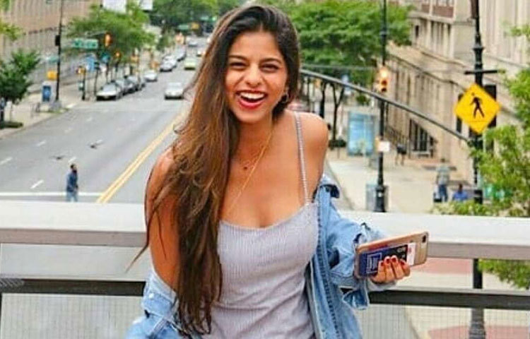 শাহরুখ কন্যা লাইমলাইটে থাকতেই বুঝি বেশি পছন্দ করেন। ইনস্টাগ্রামে তার নতুন লুকের ছবি পোস্ট করে মাঝেমধ্যেই আলোচনায় থাকেন সুহানা খান।