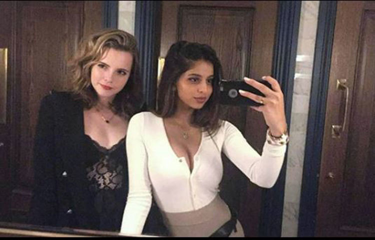 সাদা ফুল স্লিভ পোশাকে মিষ্টি দেখাচ্ছিল তাকে।