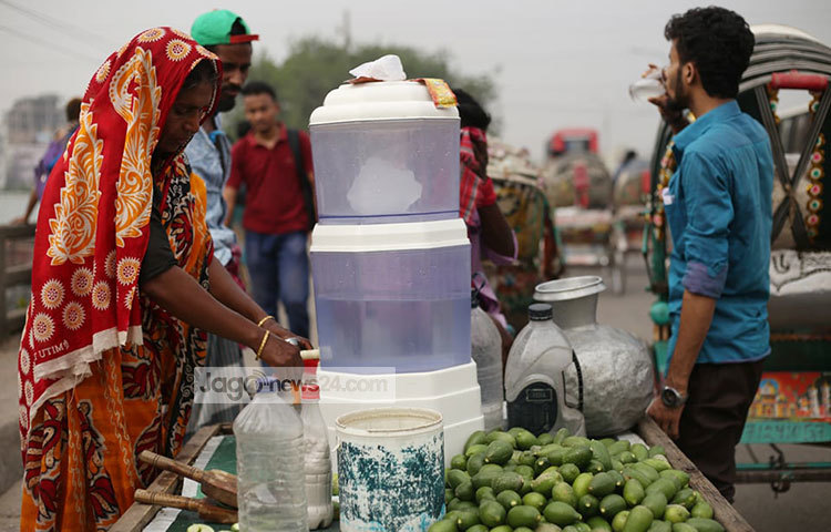 গরমে পিপাসা মেটাতে লেবুর শরবত পান করছেন পথচারীরা। ছবি: মাহবুব আলম