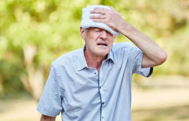 হিট স্ট্রোকের ক্ষেত্রে সতর্ক থাকা: প্রচণ্ড গরমে শরীরের তাপ নিয়ন্ত্রণ ক্ষমতা নষ্ট হয়ে তাপমাত্রা বেড়ে গেলে হিট স্ট্রোকে আক্রান্ত হতে পারে। ফলে মাংসপেশি ব্যথা, দুর্বল লাগা ও প্রচণ্ড পিপাসা হওয়া, দ্তরু শ্বাস-প্রশ্বাস, মাথাব্যথা, ঝিমঝিম করা, বমিভাব ইত্যাদি লক্ষণ দেখা গেলে প্রেশার পরীক্ষা করে দেখতে হবে এবং চিকিৎসকের পরামর্শ নিতে হবে।