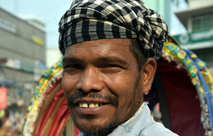 গরম উপেক্ষা করে এই রিকশাচালক সকাল-সন্ধ্যা রিকশা চালাচ্ছেন। ছবি: বিপ্লব দিক্ষিৎ