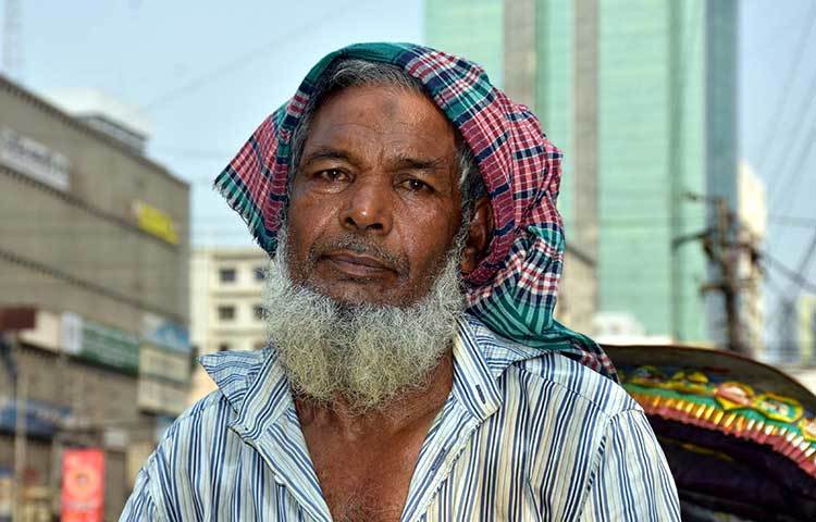 বয়সের ভারে ক্লান্ত তবুও তাকে জীবনের তাগিদের প্রচণ্ড গরম উপেক্ষা করে রিকশা চালাতে হচ্ছে। ছবি: বিপ্লব দিক্ষিৎ