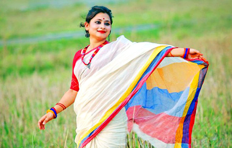 সুতির কাপড় পরতে হবে : গরমের এ সময় জিন্স বা মোটা কাপড় না পরে সুতির নরম কাপড় ব্যবহার করতে হবে। এ ধরনের কাপড়ে অতিরিক্ত ঘাম হবে না এবং শরীর ঠান্ডা রাখতে সহায়তা করবে। গরমের সময় কালো বা গাঢ় রঙের কাপড় এড়িয়ে সাদা বা হালকা রঙের কাপর পরিধান করা ভালো, কারণ হালকা কাপড় তাপ শোষণ করে কম।