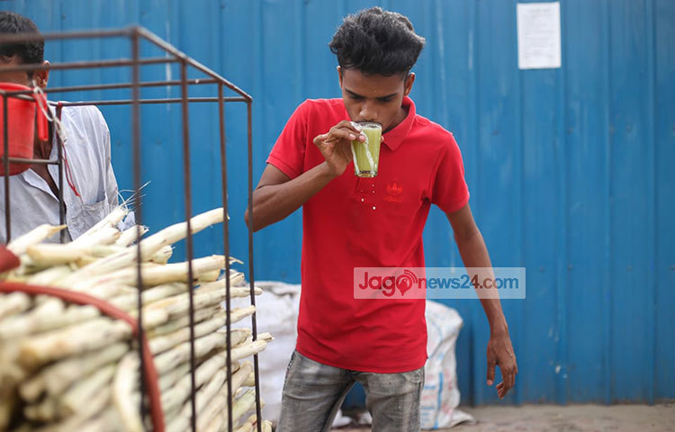 ফুটপাতে আখের রস বিক্রি হচ্ছে প্রচুর। ছবি: মাহবুব আলম