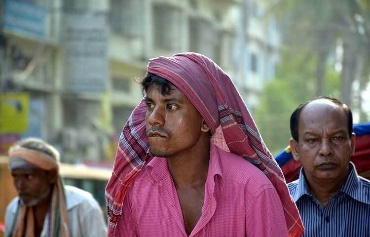 অসহ্য গরমের মাঝেও চলছে জীবন সংগ্রাম। ছবি: বিপ্লব দিক্ষিৎ