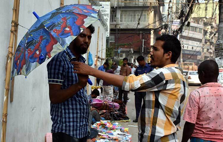 প্রখর রোদের হাত থেকে বাঁচতে রাজধানীর বিভিন্ন উন্মুক্ত স্থানে ছাতা বিক্রি হচ্ছে। ছবি: বিপ্লব দিক্ষিৎ