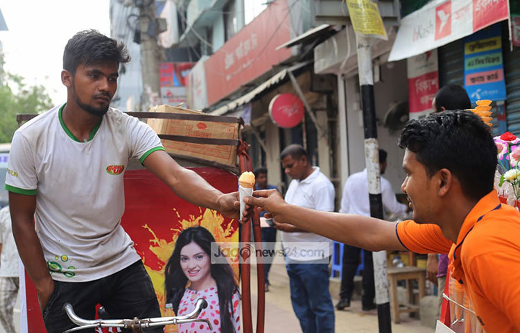 গরম এলে আইসক্রিমের কদর বহুগুণে বেড়ে যায়। ছবি: মাহবুব আলম