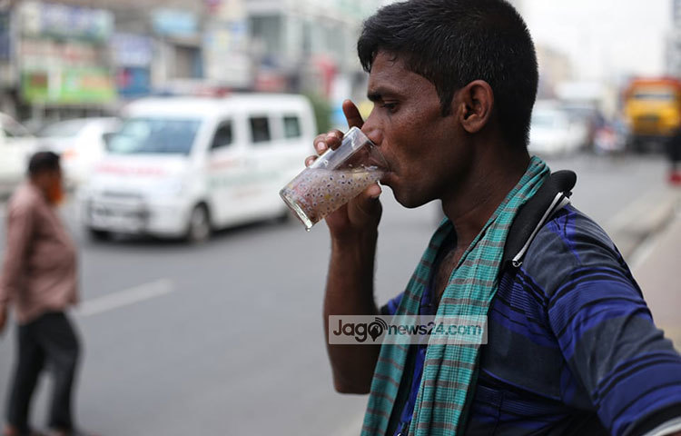 বিভিন্ন ভেষজ উপাদান দিয়ে তৈরি শরবত খাচ্ছেন এক পথচারী। ছবি: মাহবুব আলম