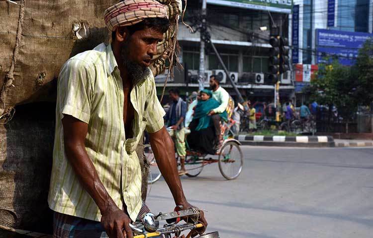 জীবনের প্রয়োজনে যেন গরমের সঙ্গে রীতিমত যুদ্ধ। ছবি: বিপ্লব দিক্ষিৎ