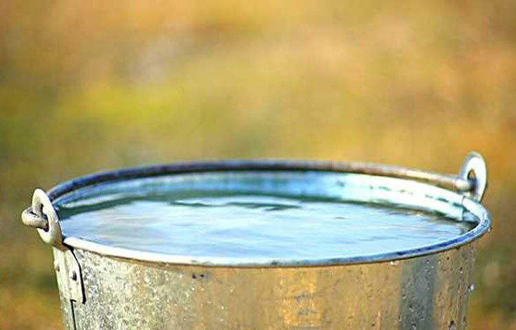 ঘরে পানি ভর্তি বালতি রাখা: এসি না থাকলেও সমস্যা নেই। ঘরের ভেতর ফ্যানের নিচে একটি পানি ভর্তি বালতি রাখুন, যা ঘরকে খানিকটা ঠান্ডা করে তুলবে।