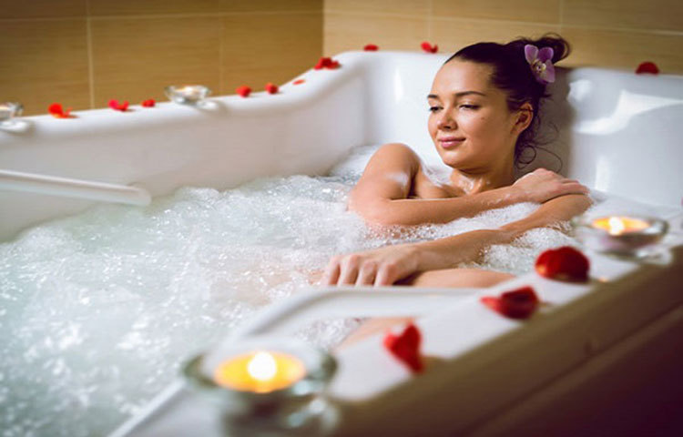 প্রতিদিন অবশ্যই গোসল করা: গরমের সময় প্রতিদিন অবশ্যই গোসল করতে হবে, যা শরীর ঠান্ডা রাখবে। দিনে একাধিকবার হাত, মুখ, পায়ে পানি দিয়ে ধুতে পারলে ভালো। বাইরে বের হলে একটি রুমাল ভিজিয়ে সঙ্গে রাখতে হবে, যা দিয়ে কিছুক্ষণ পর পর মুখ মুছে নেয়া যাবে।