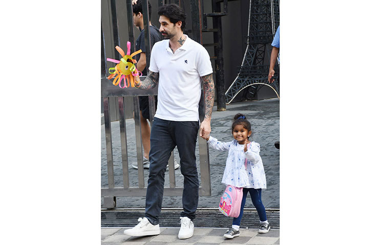 সন্তানদের স্কুল থেকে আনার সময় তাদের দেখা যায়। রাস্তায় এভাবে সানি লিওনকে পেয়ে যাওয়ায় ভিড় জমান ভক্তরা।