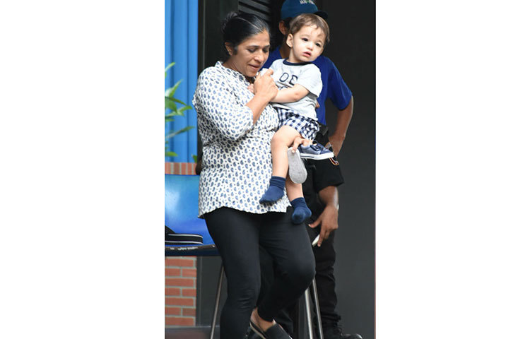 ‘চাতক’ সাংবাদিকদের টা টা করে বেরিয়ে যায় নিসা।