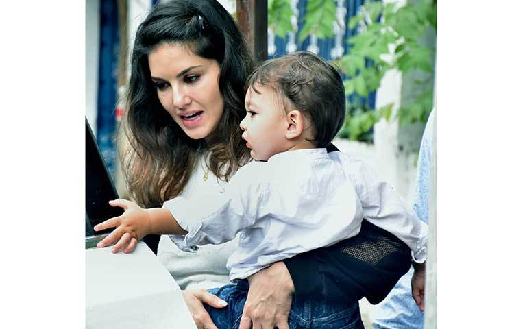 দত্তক নেয়া সন্তানের সঙ্গে ঘুরতে বেরিয়ে কথা বলছে সানি লিওন।